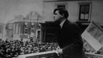 Michael Collins S'adresse A La Foule