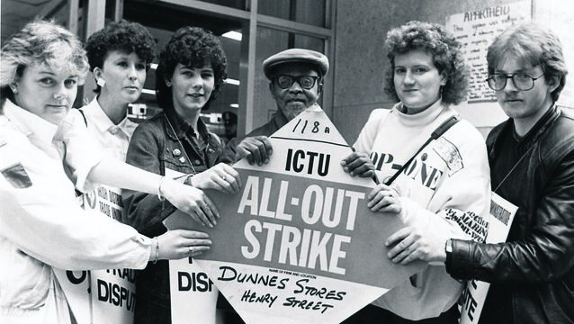 <p>Sandra Griffen, Alma Bonnie, Karen Gearon, and Mary Manning with anti apartheid activist Nimrod Sejake and Tommy Davis in 1985. Picture: RollingNews.ie</p>