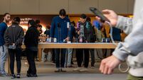 Apple Stores Ahead Of Earnings Figures
