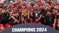 Antoine Dupont lifts the cup in celebration with his team 25/5/2024